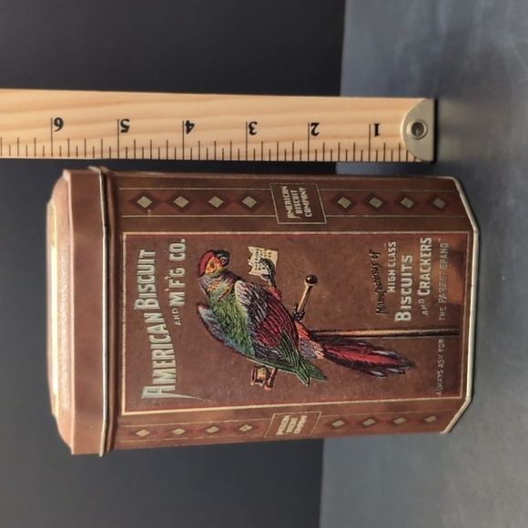 Vintage American Biscuit Tin,Brown With Parrot Design . - Picture 10 of 10